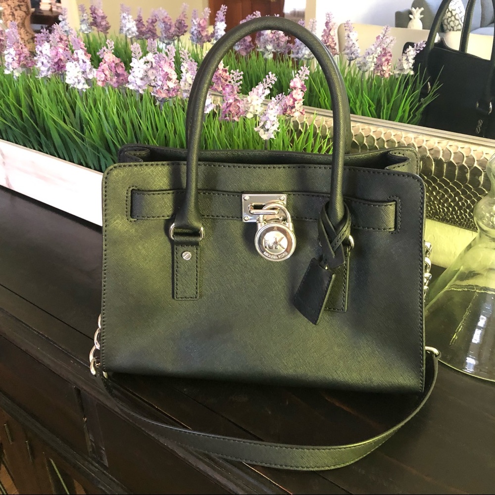 Black purse with silver padlock by Micheal Kors 🖤